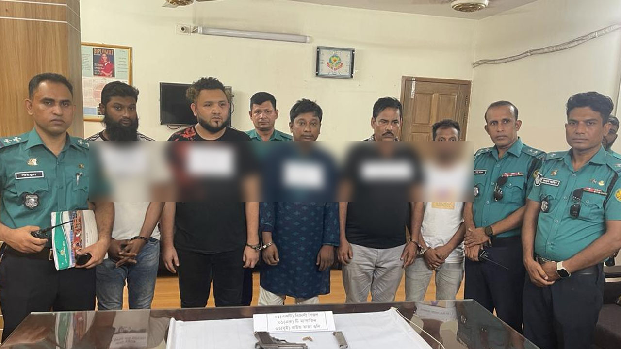বিদেশি পিস্তল-গুলিসহ গ্রেপ্তার পাঁচজন। ছবি : কালবেলা