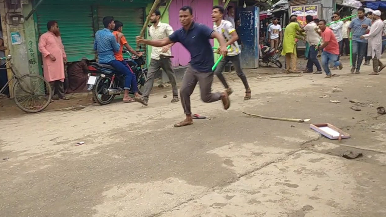 কুড়িগ্রামের ফুলবাড়ীতে শনিবার বিকেলে বিএনপি ও ছাত্রলীগের সংঘর্ষ হয়। ছবি : কালবেলা