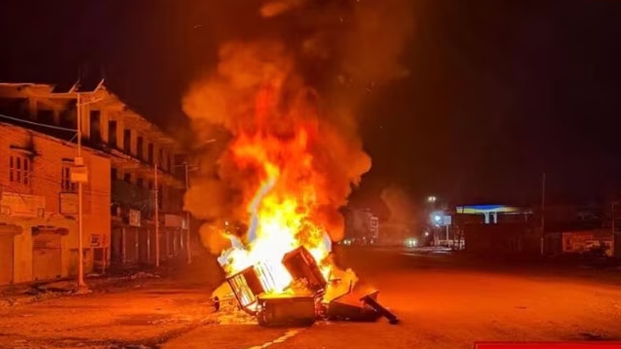 মেয়র হানিফ ফ্লাইওভারের ওপর মাইক্রোবাসে আগুনের ঘটনা ঘটে। ছবি : সংগৃহীত