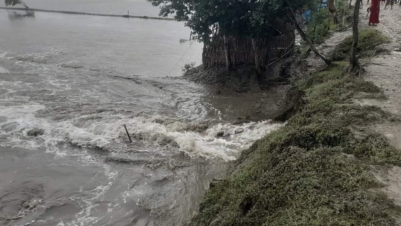 সাতক্ষীরার শ্যামনগরে লঘুচাপের প্রভাবে বেড়েছে নদ-নদীর পানি। এতে বেড়িবাঁধে ভাঙন ধরেছে। ছবি : কালবেলা