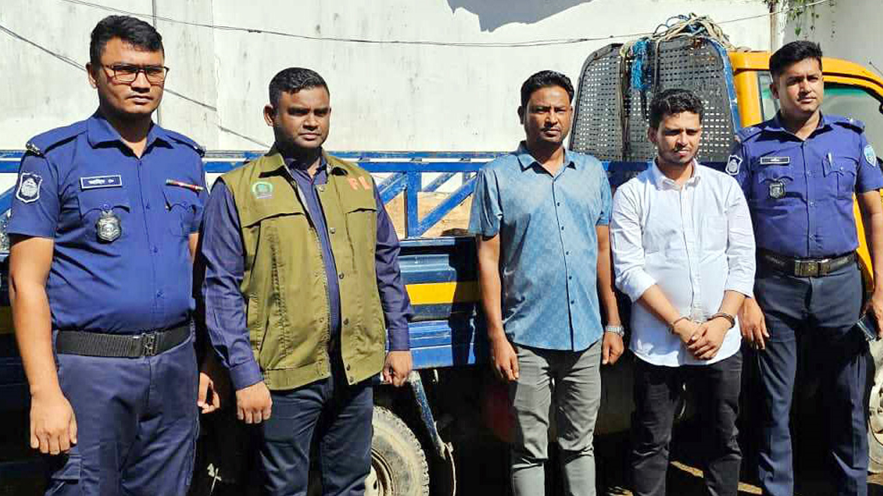 মিরসরাইয়ে চোরাই সেগুন কাঠভর্তি ট্রাকসহ আটক আবদুল্লাহ আল মামুন। ছবি : কালবেলা