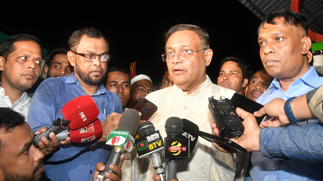 চট্টগ্রামের রাঙ্গুনিয়ায় শনিবার সাংবাদিকদের সঙ্গে কথা বলেন তথ্যমন্ত্রী ড. হাছান মাহমুদ। ছবি : কালবেলা