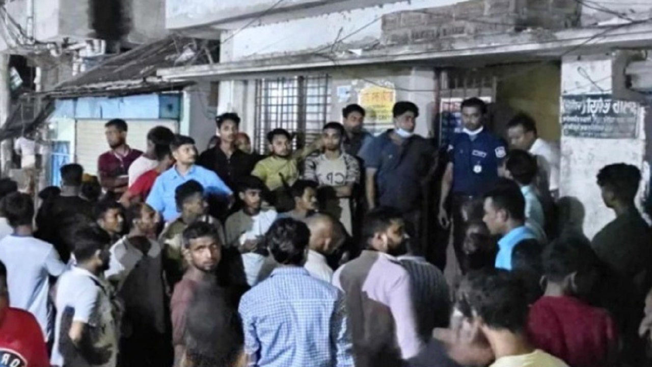 তিনজনের লাশ উদ্ধারের ঘটনায় সাভারের ওই বহুতল ভবনের সামনে স্থানীয়দের ভিড়। ছবি : কালবেলা
