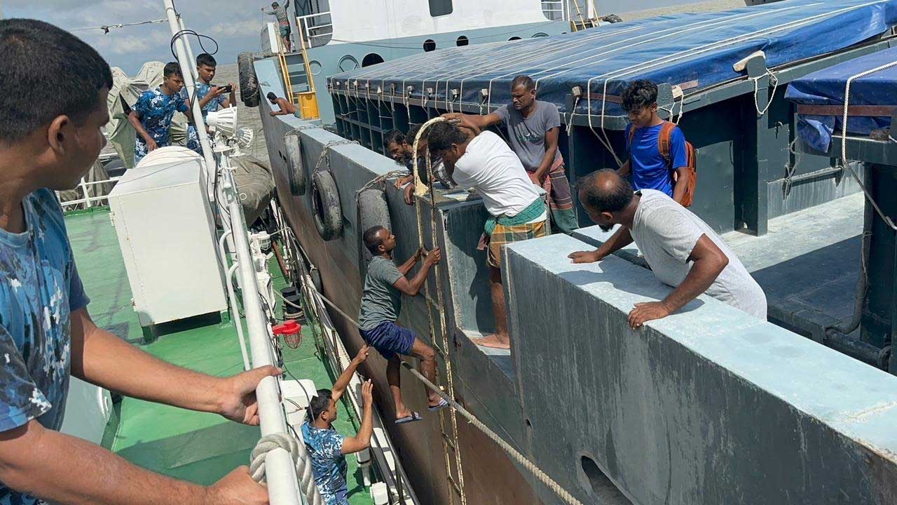 সমুদ্রে ভাসতে থাকা জাহাজ থেকে নাবিকদের উদ্ধার করেছে কোস্ট গার্ড। ছবি : কালবেলা