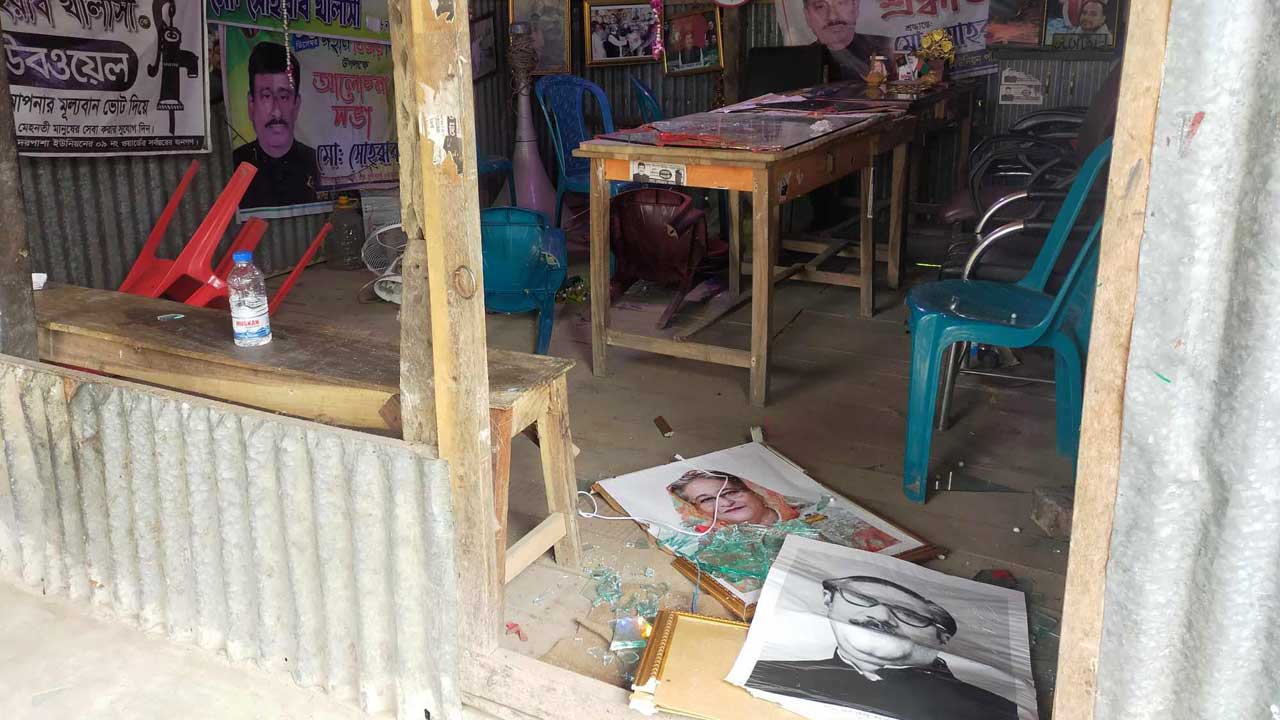 মাদারীপুরের রাজৈরে আওয়ামী লীগের দলীয় কার্যালয়ে ভাঙচুর। ছবি : কালবেলা