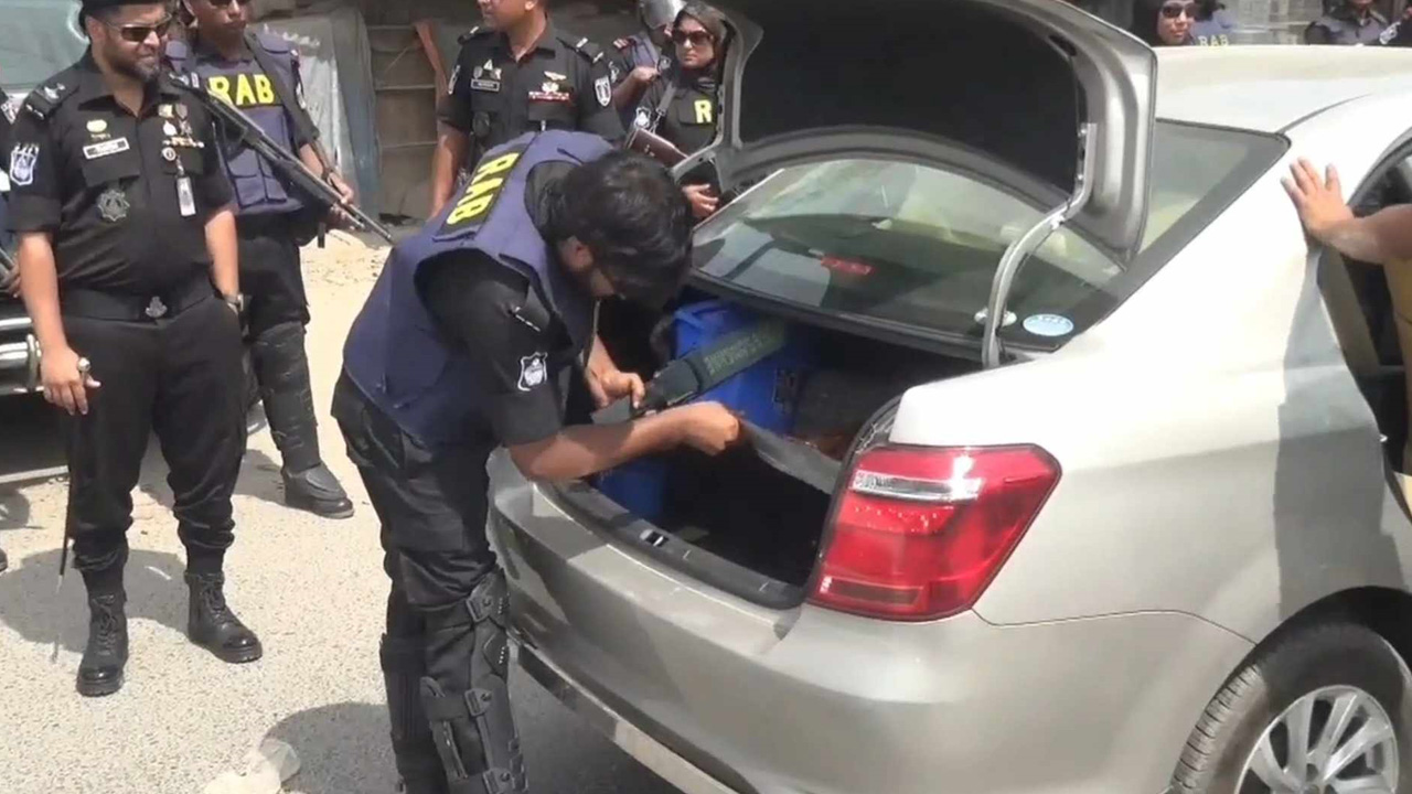 গাজীপুরে র‌্যাবের চেকপোস্টে গাড়ি থামিয়ে তল্লাশি করা হচ্ছে। ছবি : কালবেলা