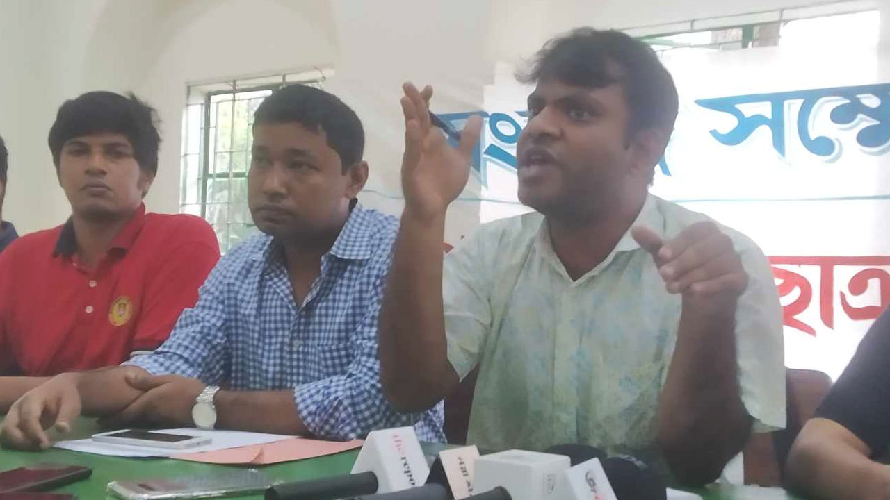 ঢাকা বিশ্ববিদ্যালয়ের মধুর ক্যান্টিনে আয়োজিত সংবাদ সম্মেলনে জোটের নেতারা। ছবি : কালবেলা