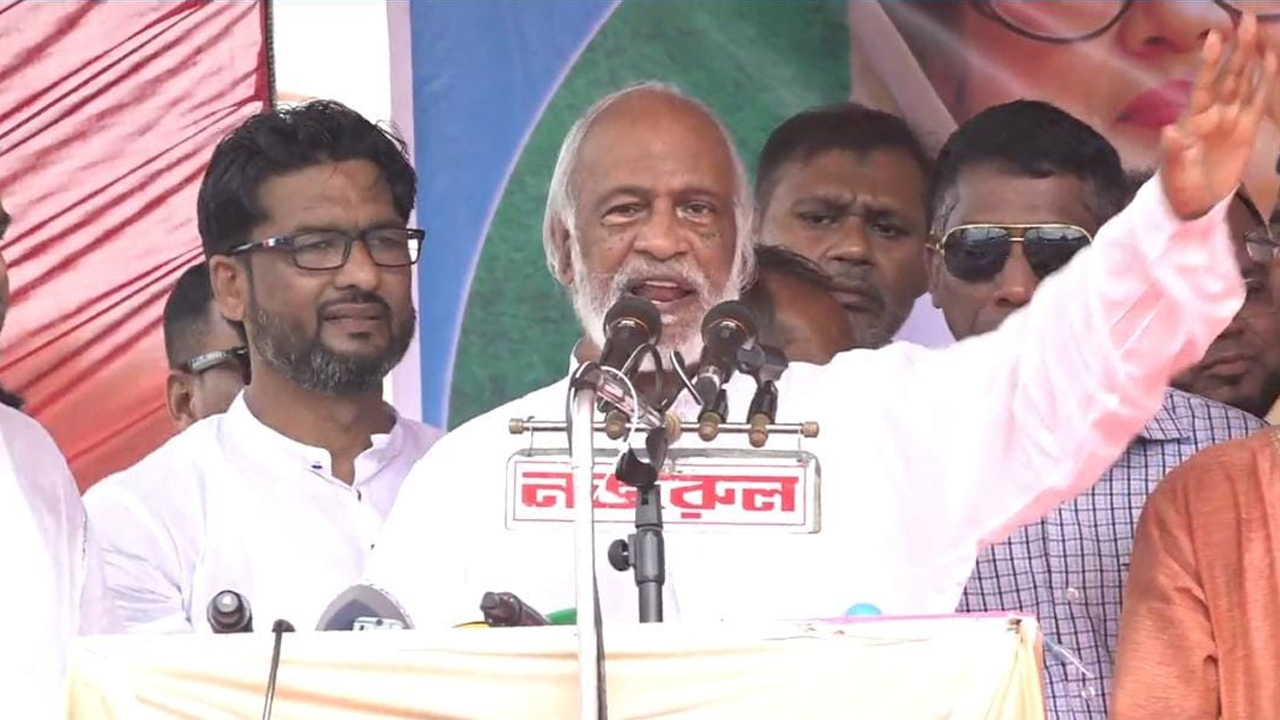 ময়মনসিংহের বগার বাজারে বিএনপির রোডমার্চপূর্ব সংক্ষিপ্ত সমাবেশে বক্তব্য রাখেন বিএনপির স্থায়ী কমিটির সদস্য ড. আবদুল মঈন খান। ছবি : কালবেলা