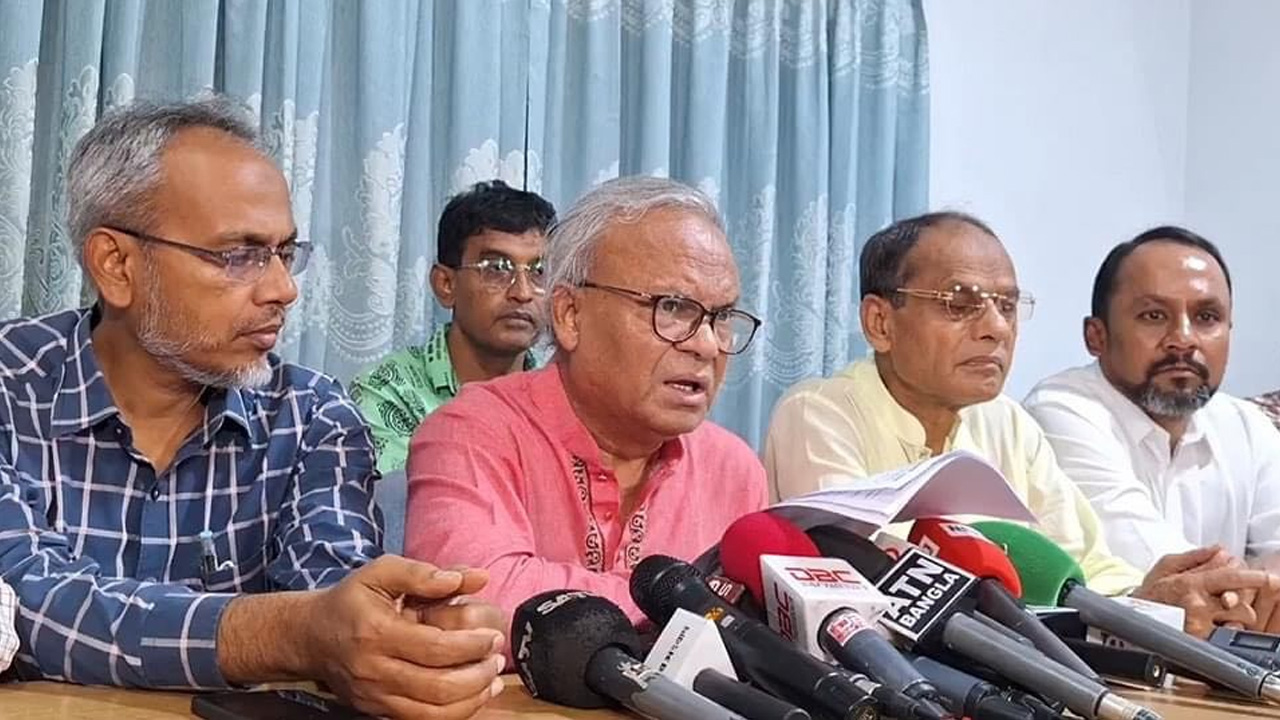 নয়াপল্টনে দলের কেন্দ্রীয় কার্যালয়ে এক সংবাদ সম্মেলনে বক্তব্য রাখেন রুহুল কবির রিজভী। ছবি : কালবেলা
