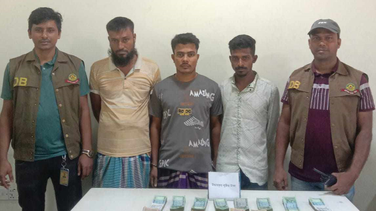 চট্টগ্রামে ছিনতাইয়ের অভিযোগে গ্রেপ্তার তিনজন। ছবি : কালবেলা