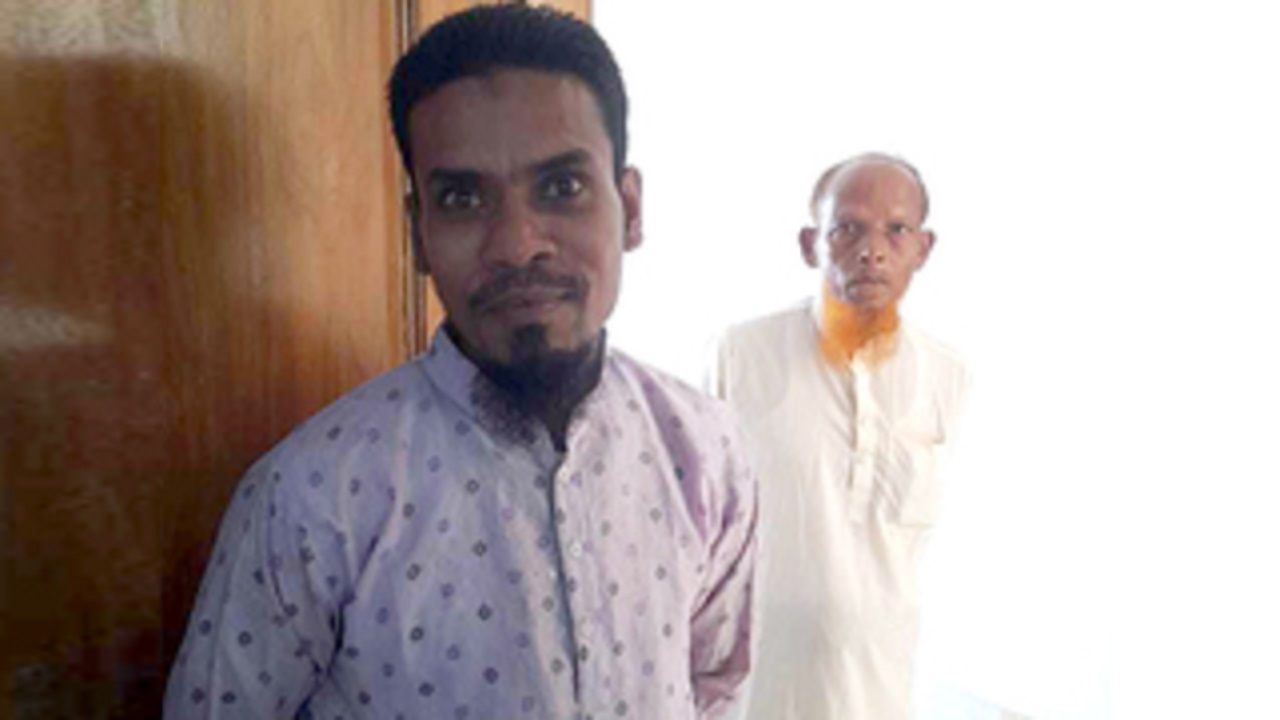 অটোচালক শরিফুল। ছবি : কালবেলা।