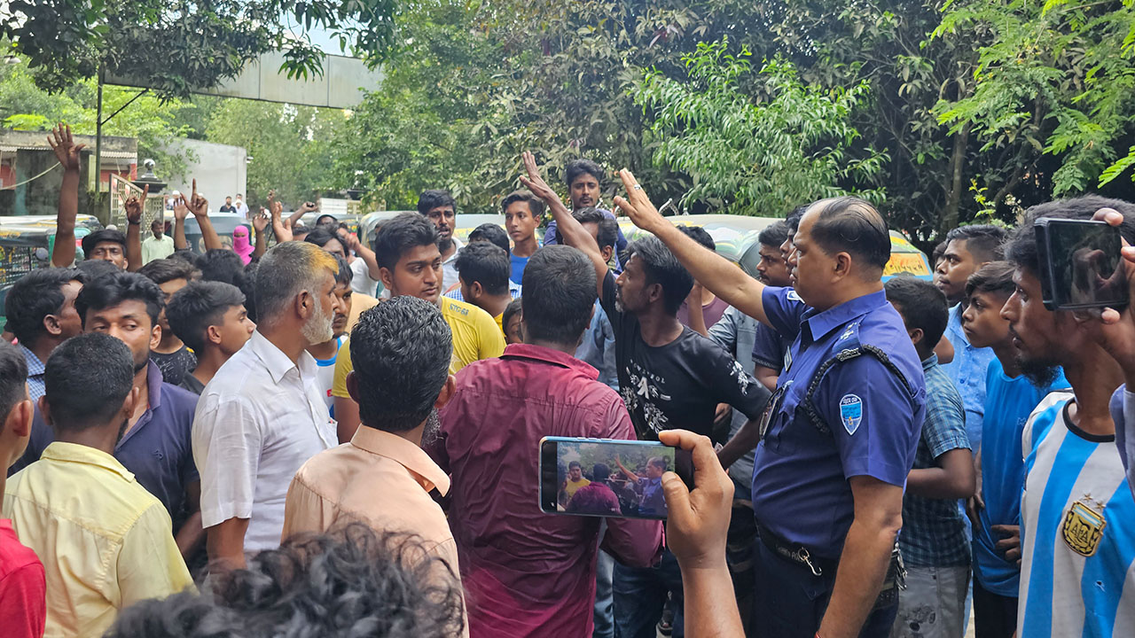 চালকদের সড়ক অবরোধ। ছবি : কালবেলা