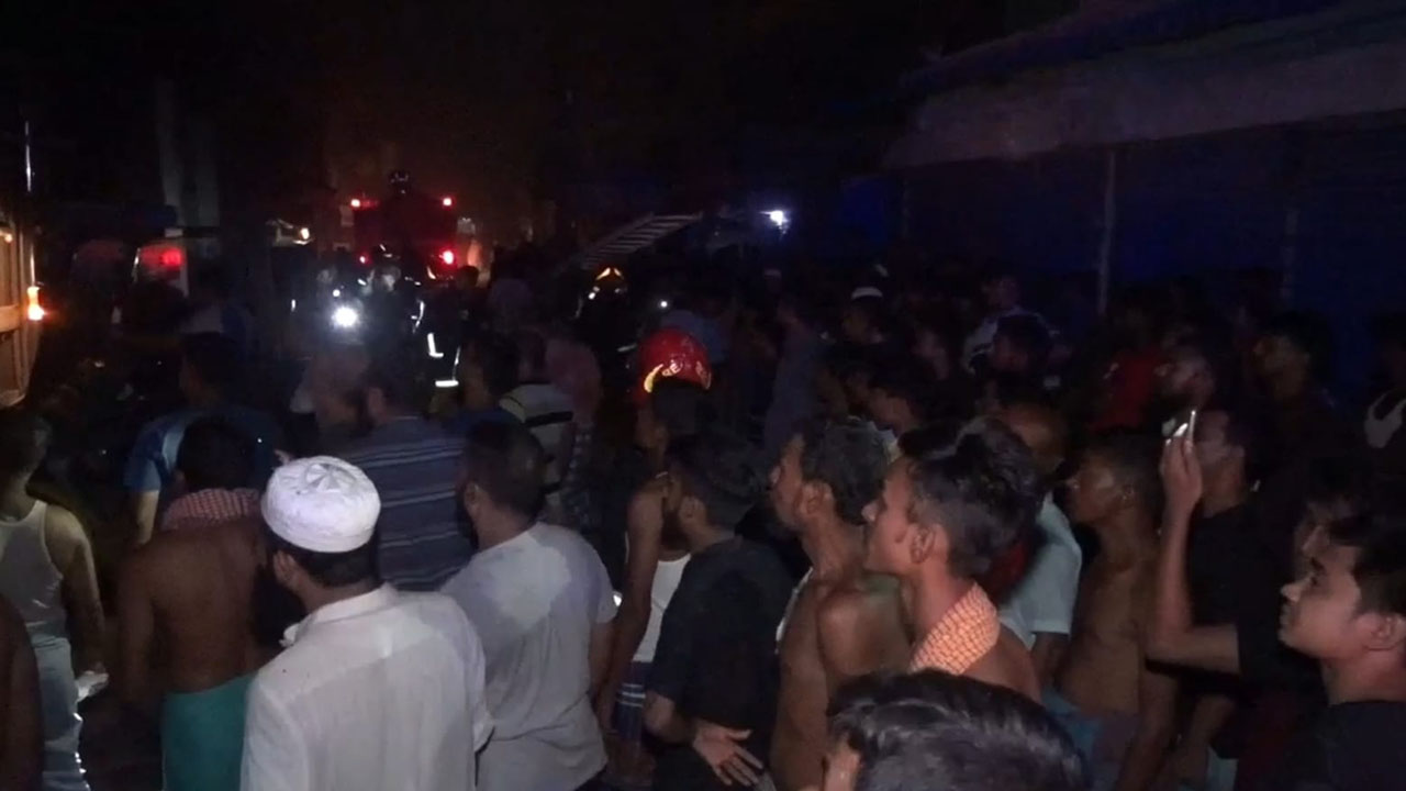 টেক্সটাইল গুদামে ভয়াবহ আগুন। ছবি : কালবেলা