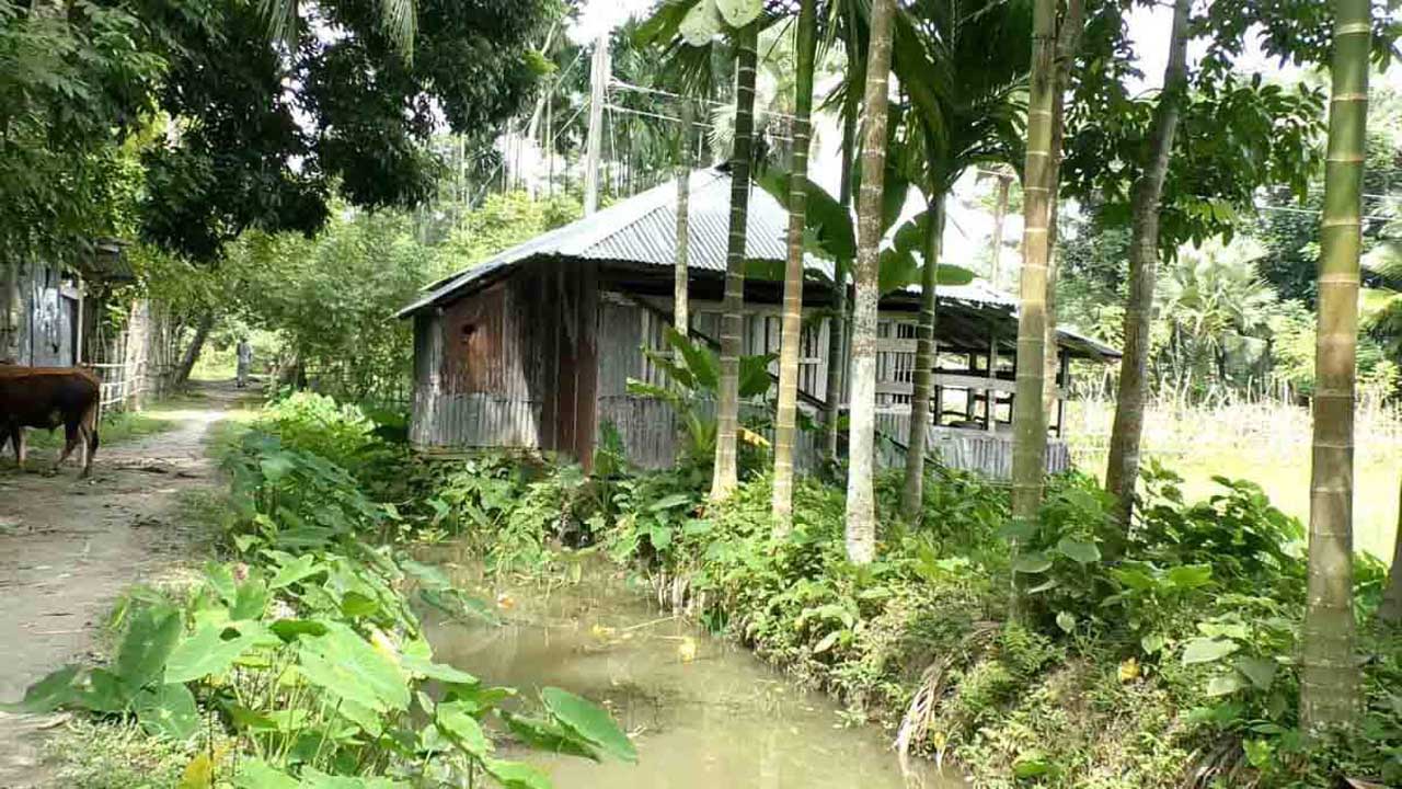 খালের জায়গা দখল করে নির্মাণ করা হয়েছে স্থাপনা। ছবি : কালবেলা