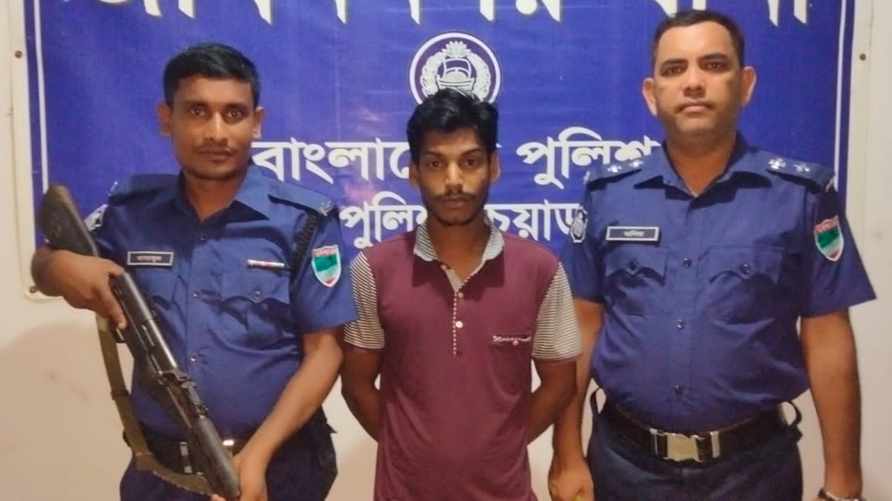 পুলিশের অভিযানে গ্রেপ্তার ওমর ফারুক। ছবি : কালবেলা