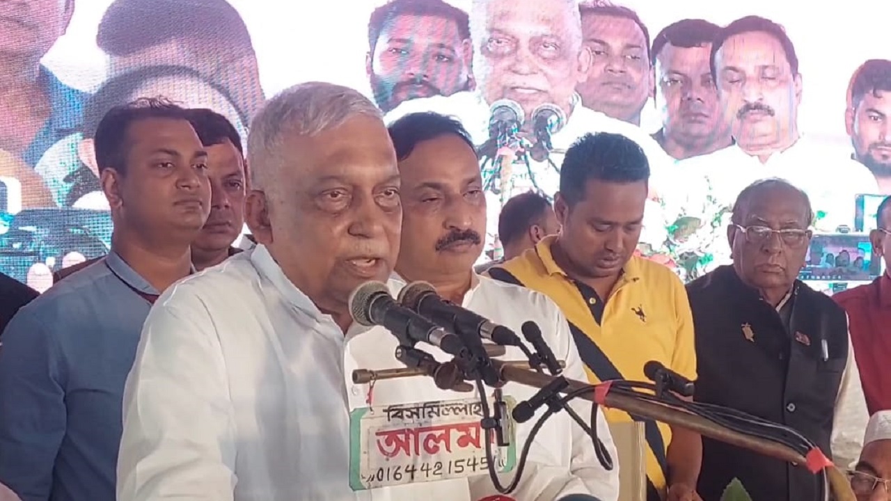 ফেনীর ছাগলনাইয়ায় ১৪ দলের মহাসমাবেশে বক্তব্য দিচ্ছেন স্বরাষ্ট্রমন্ত্রী আসাদুজ্জামান খান কামাল। ছবি : কালবেলা