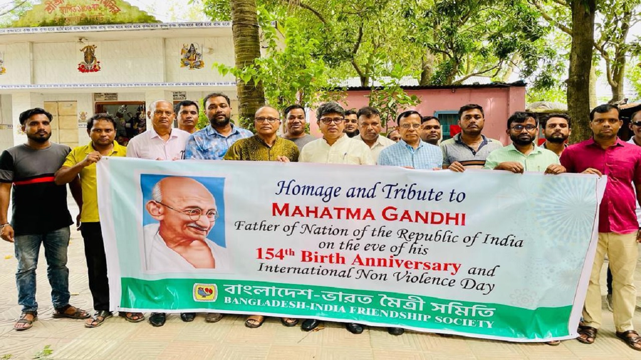 গান্ধী স্মৃতিস্তম্ভে শ্রদ্ধা নিবেদন করেছে বাংলাদেশ-ভারত মৈত্রী সমিতি। ছবি : কালবেলা 