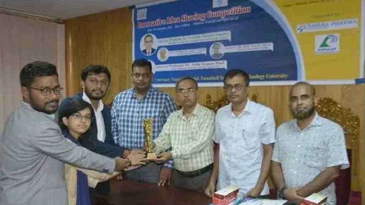 বিজয়ীদের হাতে পুরস্কার তুলে দিচ্ছেন ভাইস চ্যান্সেলর প্রফেসর ড. স্বদেশ চন্দ্র সামন্ত। ছবি : কালবেলা