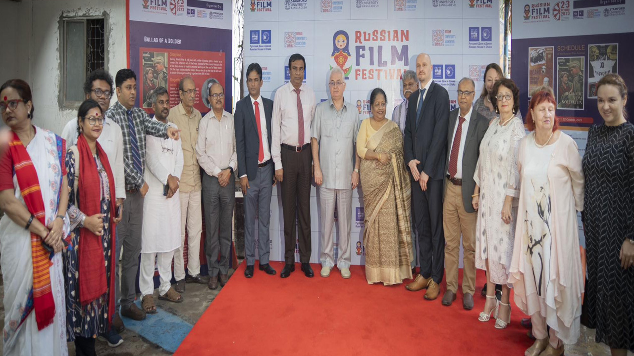 ‘রুশ চলচ্চিত্র উৎসব ও আলোকচিত্র প্রদর্শনী’ অনুষ্ঠানে অতিথিরা। ছবি : কালবেলা