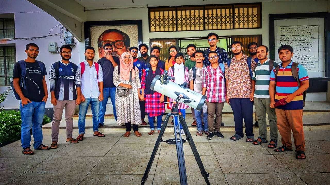 টেলিস্কোপ সামনে নিয়ে খুলনা বিশ্ববিদ্যালয়ের পদার্থবিজ্ঞানভিত্তিক ক্লাব ফার্মিয়নের সদস্যরা। ছবি : কালবেলা