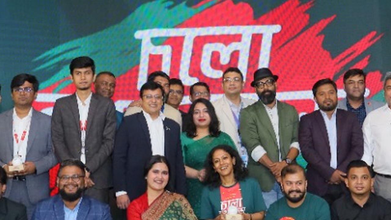 ছবি : গ্রামীনফোনের আড়ম্বরপূর্ণ ক্যাম্পেইন।