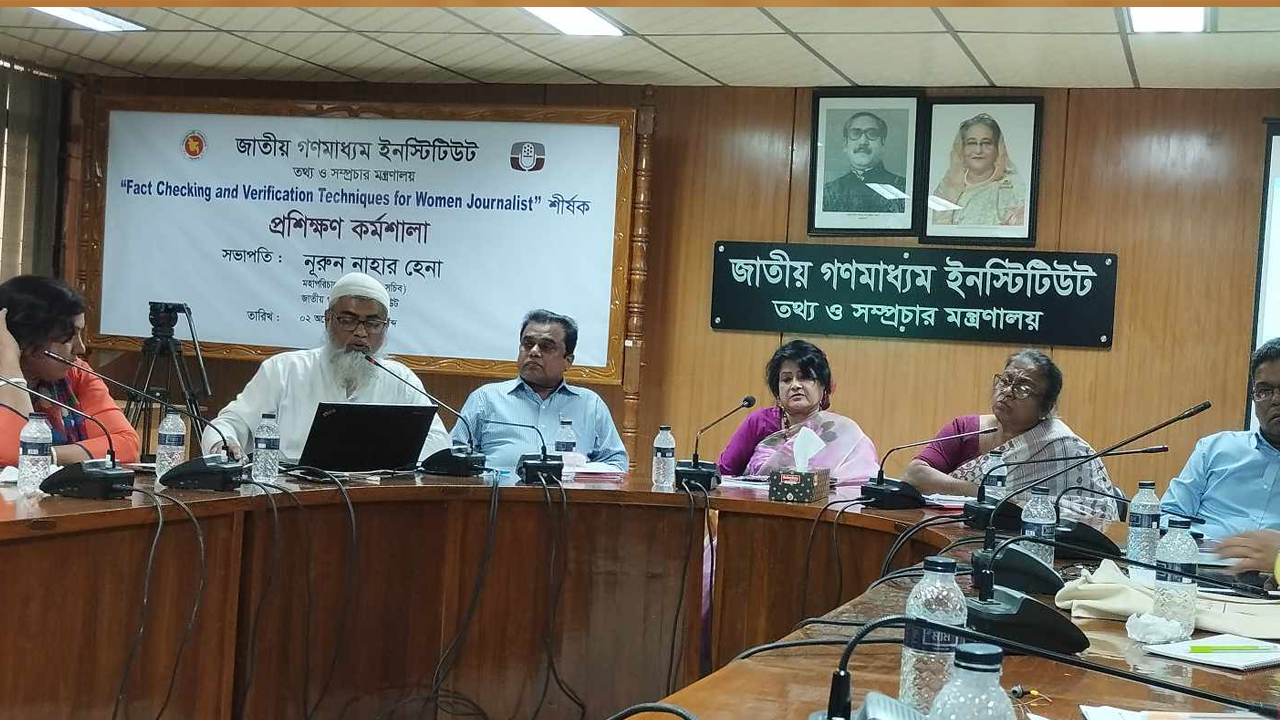 জাতীয় গণমাধ্যম ইনস্টিটিউটের সভাকক্ষে জাতীয় গণমাধ্যম ইনস্টিটিউটের মহাপরিচালক (অতিরিক্ত সচিব) নুরুন নাহার হেনা ও অন্যরা। ছবি : কালবেলা