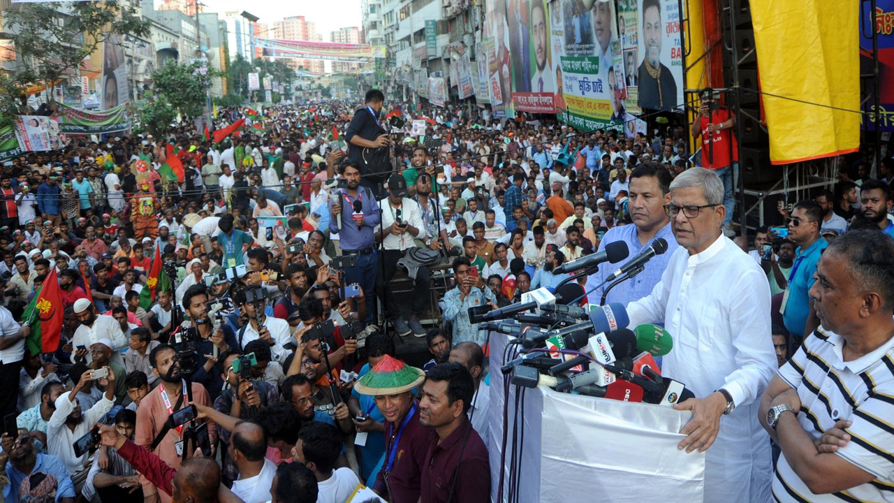 কৃষক সমাবেশে বিএনপি মহাসচিব বক্তব্য রাখেন মির্জা ফখরুল ইসলাম আলমগীর। ছবি : কালবেলা