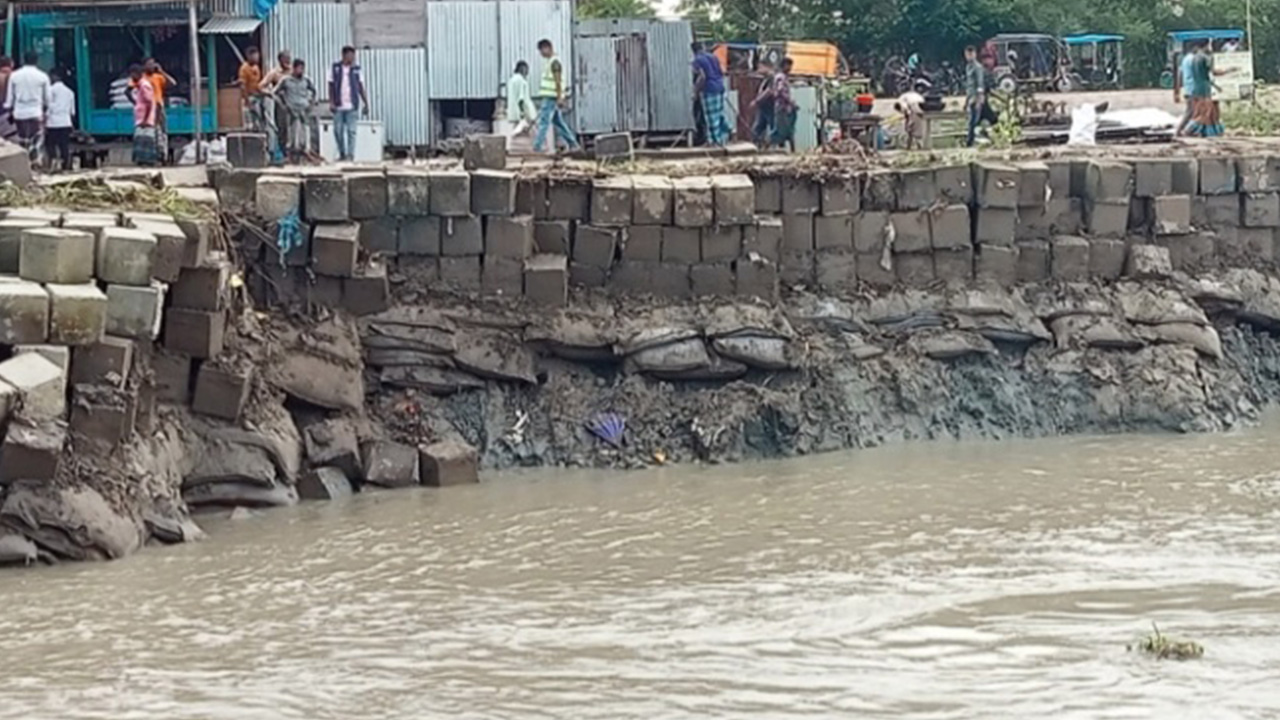 ভোলায় সিসি ব্লক ধসে শিশুসহ দুজন নিহত। ছবি : কালবেলা