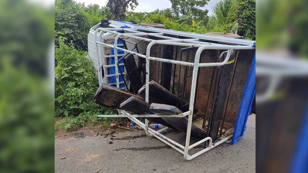 রাঙামাটিতে উল্টে গেছে ডাম্পট্রাক। ছবি : কালবেলা