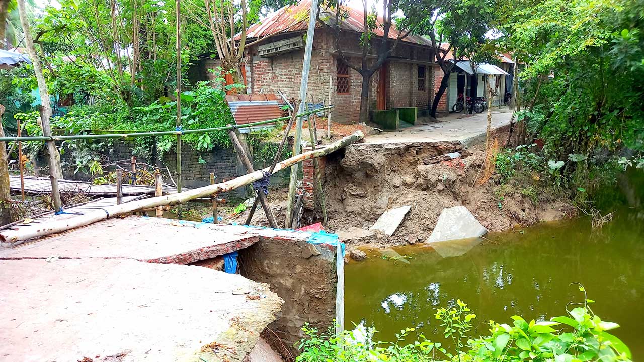 নির্মাণের এক বছরের মধ্যেই ভেঙে গেছে কালভার্ট। ছবি : কালবেলা
