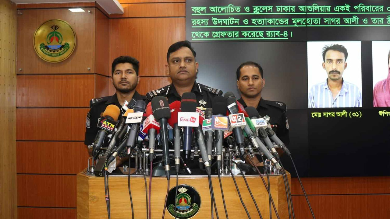 কথা বলছেন র‍্যাবের আইন ও গণমাধ্যম শাখার পরিচালক কমান্ডার খন্দকার আল মঈন। ছবি : কালবেলা