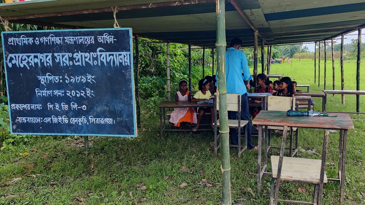 নদীগর্ভে স্কুল ভবন, খোলা মাঠে টিনের ছাউনির নিচে পাঠদান করছেন এক শিক্ষক। ছবি : কালবেলা