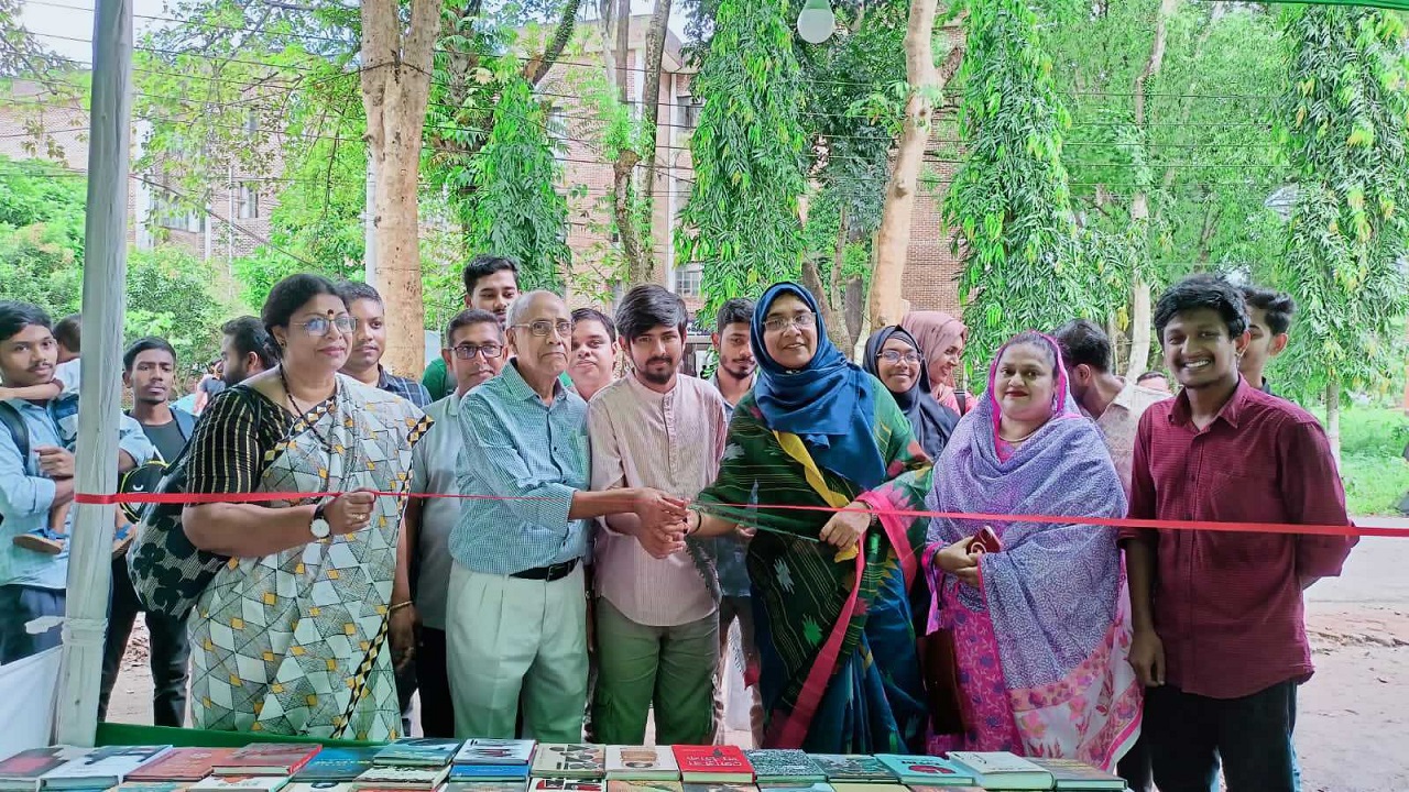 শাবিপ্রবিতে বইমেলার উদ্বোধন করছেন বিশ্ববিদ্যালয়ের কোষাধ্যক্ষ ও স্বপ্নোত্থানের উপদেষ্টা অধ্যাপক আমিনা পারভীন। ছবি : কালবেলা