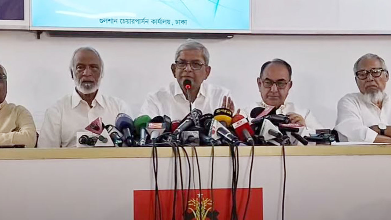 গুলশানে চেয়ারপারসনের রাজনৈতিক কার্যালয়ে সংবাদ সম্মেলনে মির্জা ফখরুল ও দলের অন্য নেতারা। ছবি : সংগৃহীত