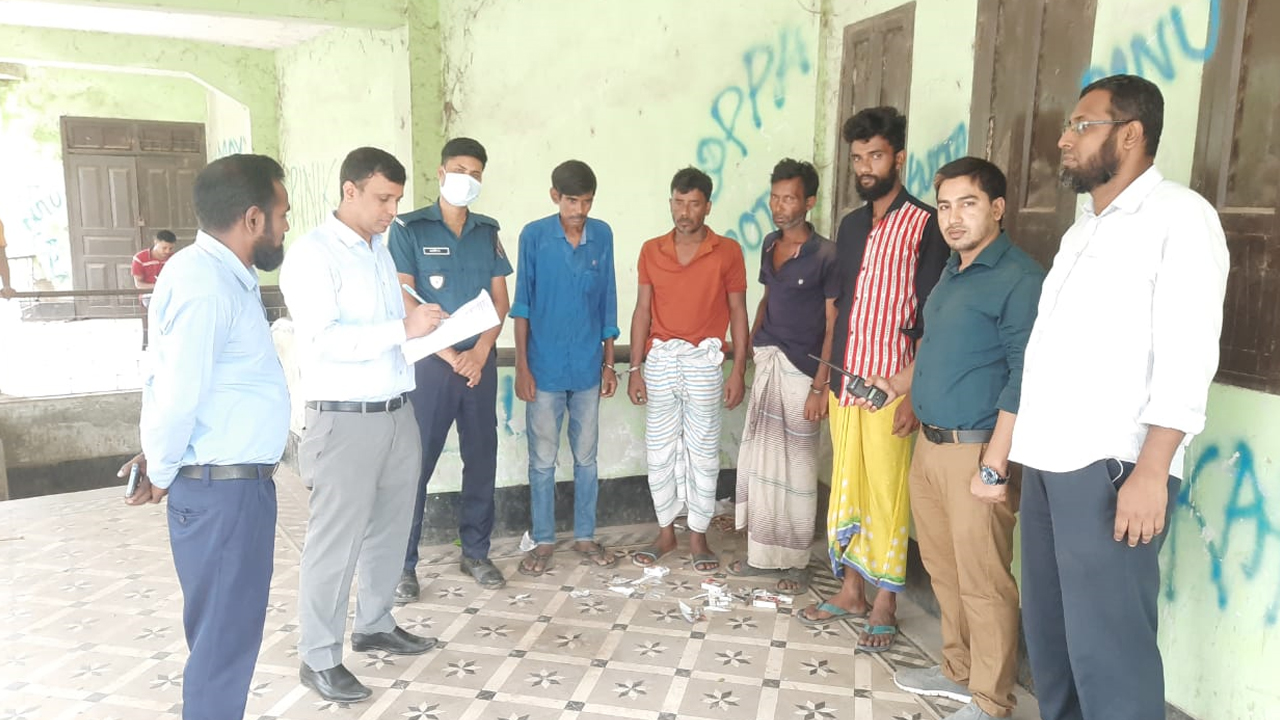 টাঙ্গাইলে মঙ্গলবার চার মাদকসেবীকে কারাদণ্ড দেন ভ্রাম্যমাণ আদালত। ছবি : কালবেলা
