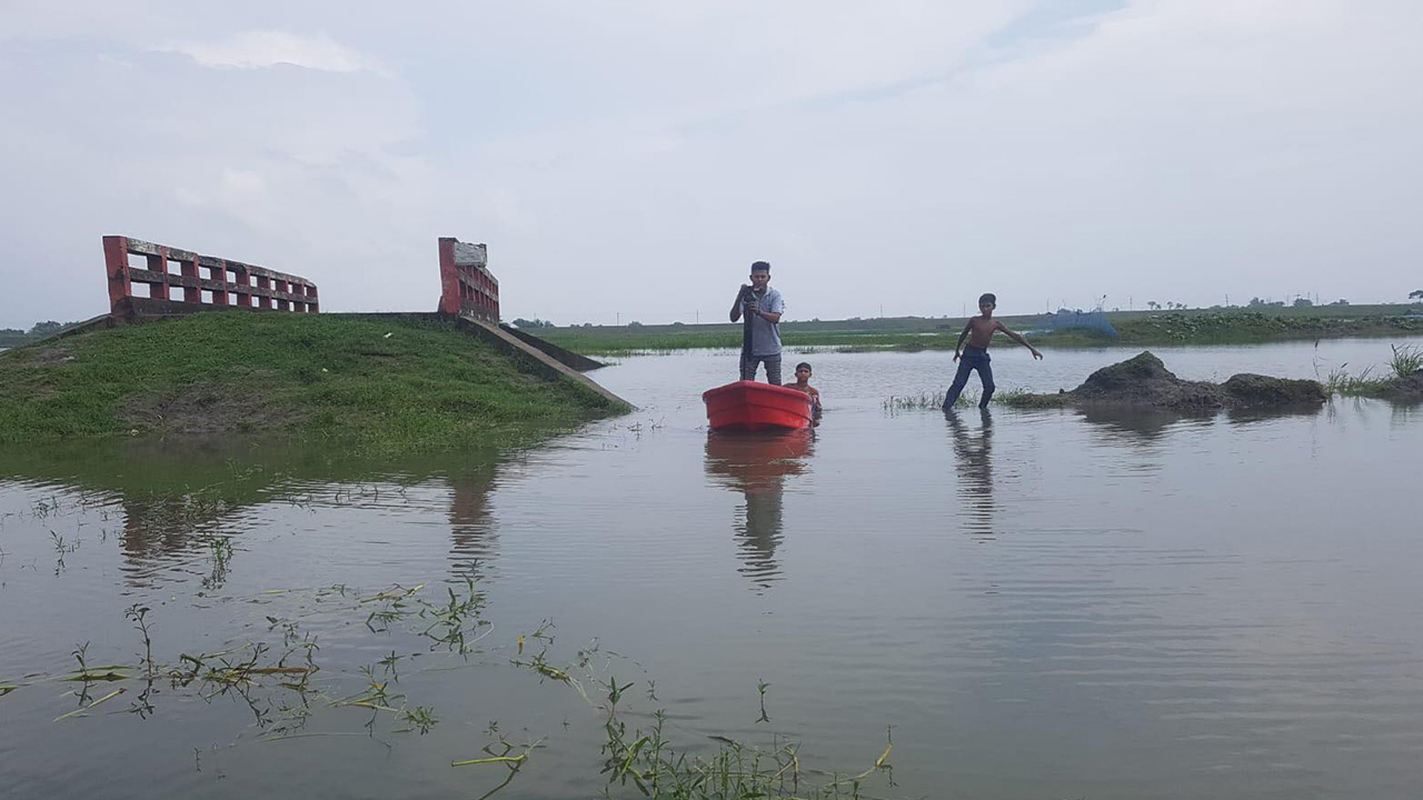 সাতক্ষীরার বালুইগাছা এলাকার বাঁশগাদা খালের ওপর নির্মিত সেতু। ছবি : কালবেলা