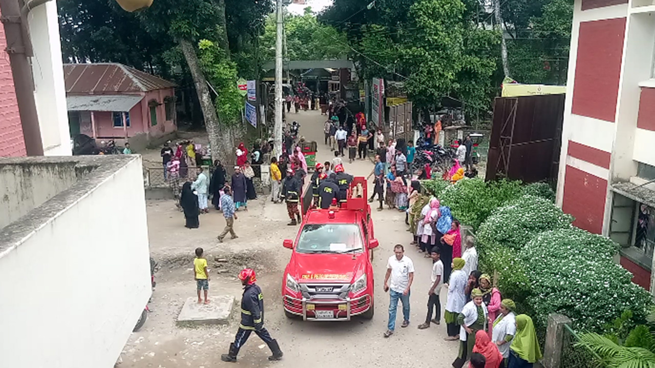 নরসিংদীর বেলাব উপজেলা স্বাস্থ্য কমপ্লেক্সে আগুন। ছবি : কালবেলা