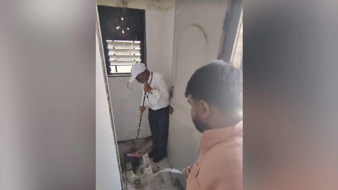 নোংরা টয়লেট দেখতে পেয়ে হাসপাতালের ডিনকে দিয়েই তা পরিষ্কার করান এমপি। ছবি : সংগৃহীত