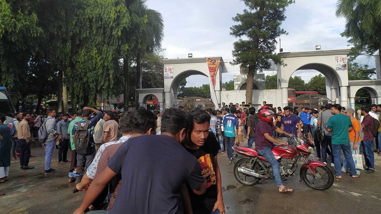 ইসলামী বিশ্ববিদ্যালয়ের প্রধান ফটকে অবরোধ করছেন শিক্ষার্থীরা। ছবি : কালবেলা