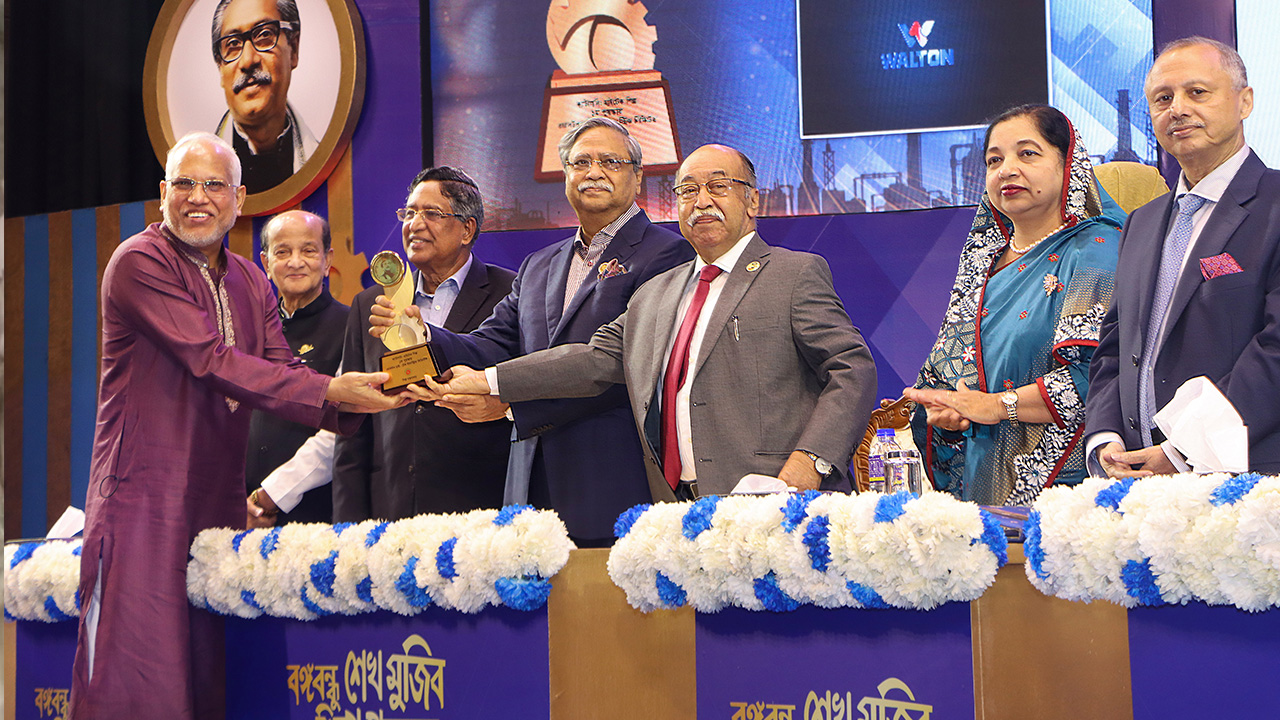 স্বর্ণখচিত ক্রেস্ট গ্রহণ করছেন ওয়ালটন হাই-টেক ইন্ডাস্ট্রিজ পিএলসি’র ভাইস-চেয়ারম্যান এস এম শামসুল আলম। ছবি : কালবেলা