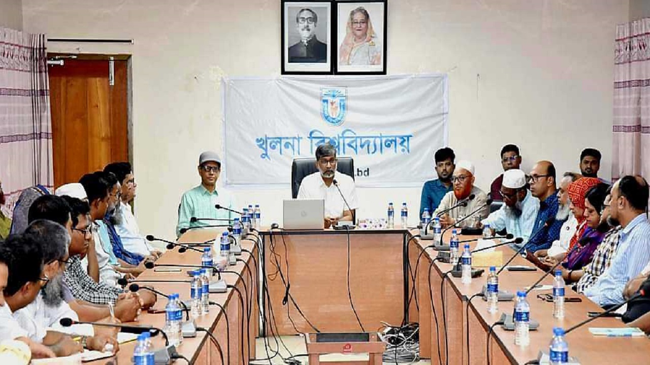 মতবিনিময় সভায় খুবির বক্তব্য দিচ্ছেন উপাচার্য অধ্যাপক ড. মাহমুদ হোসেন। ছবি : কালবেলা