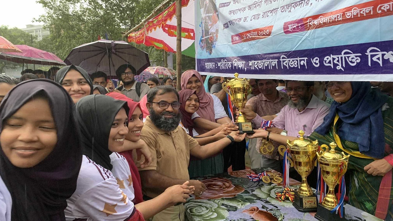 অতিথিদের থেকে পুরস্কার তুলে নিচ্ছেন সমাজ কর্ম বিভাগের বিজয়ী শিক্ষার্থীরা। ছবি : কালবেলা