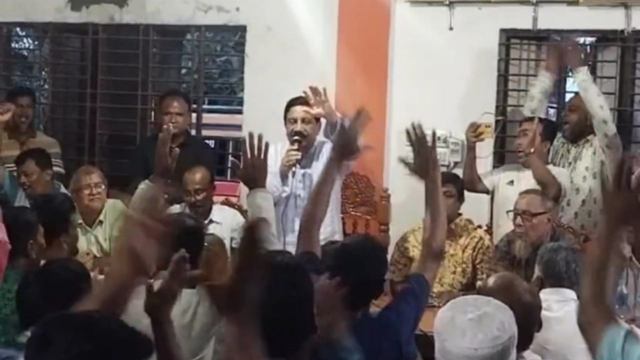 ভাঙ্গায় উপজেলা আওয়ামী লীগ কার্যালয়ে বর্ধিত সভায় কাজী জাফরউল্লাহ। ছবি : কালবেলা