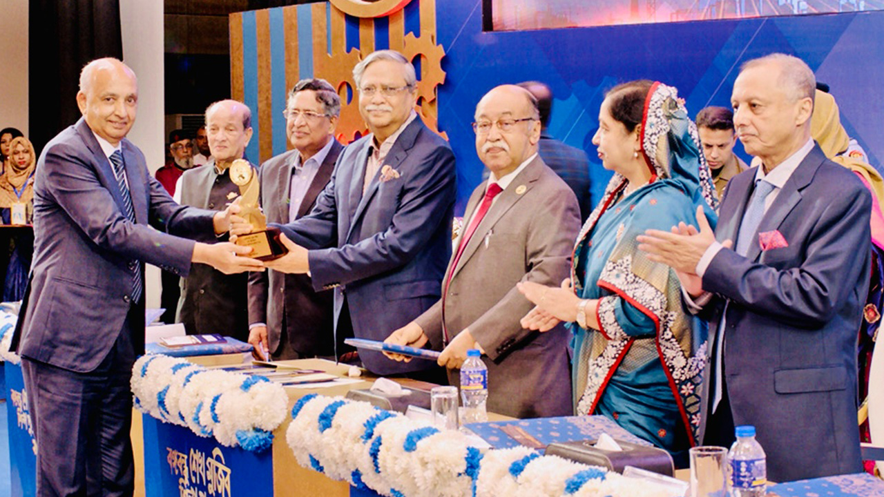 বঙ্গবন্ধু শেখ মুজিব শিল্প পুরস্কার-২০২২ নিচ্ছেন রানার অটোমোবাইলসের চেয়ারম্যান হাফিজুর রহমান খান। ছবি: কালবেলা
