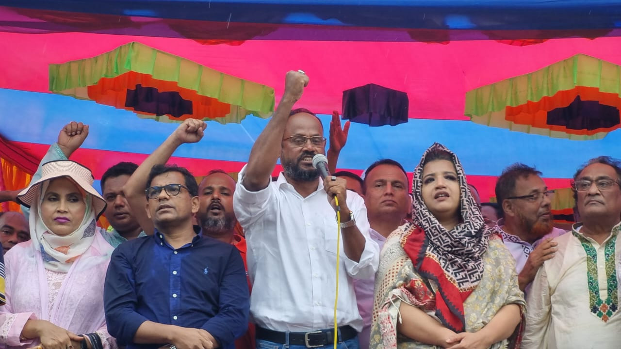 রাজবাড়ীর রোডমার্চের পথসভায় বক্তব্য দেন যুবদলের সভাপতি সুলতান সালাউদ্দিন টুকু। ছবি : কালবেলা