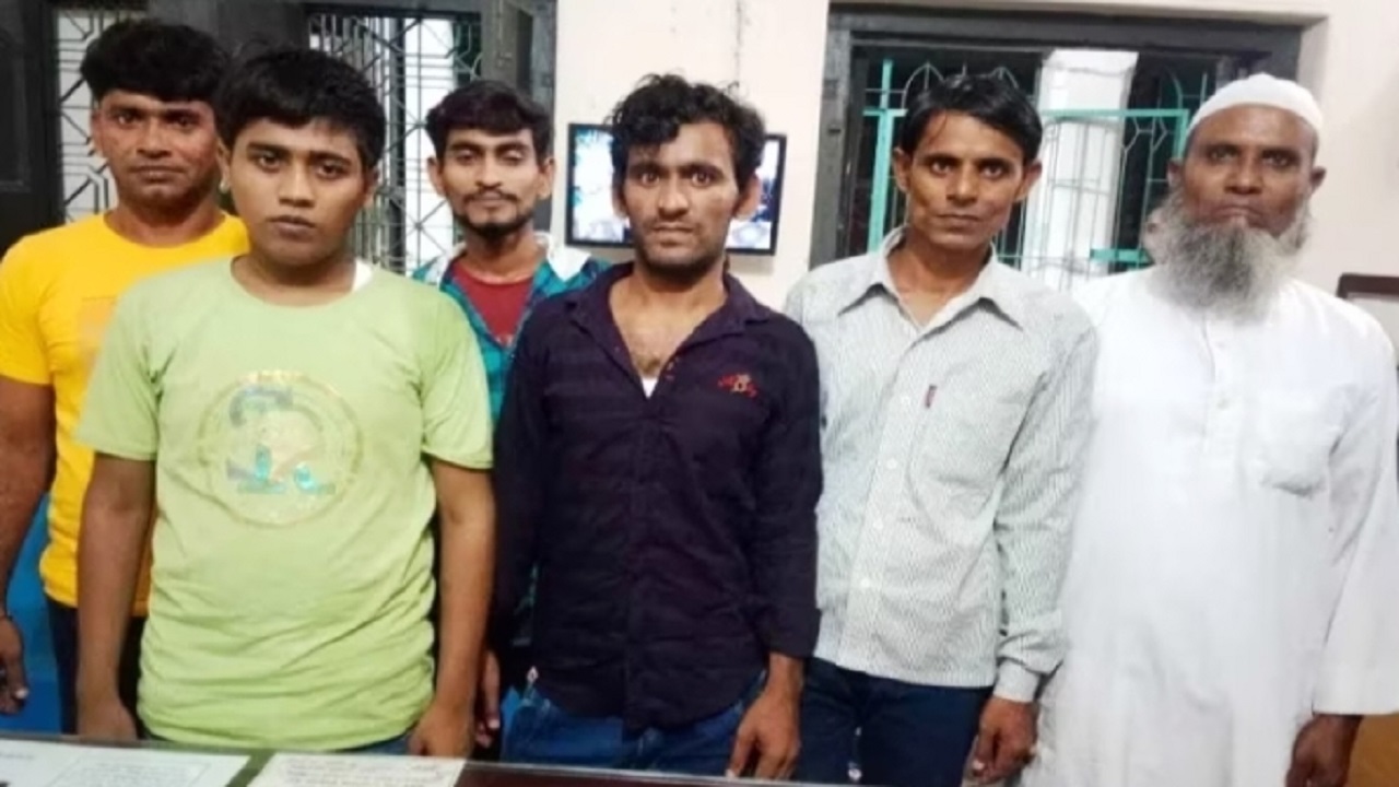 ভারতে কারাভোগ শেষে দেশে ফেরা জেলেরা। ছবি : কালবেলা