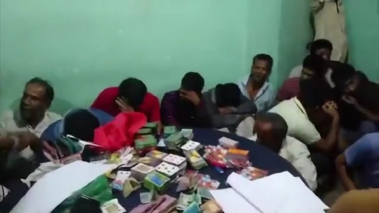 রাঙামাটিতে আওয়ামী লীগ নেতার মার্কেট থেকে আটক জুয়াড়িরা। ছবি : কালবেলা