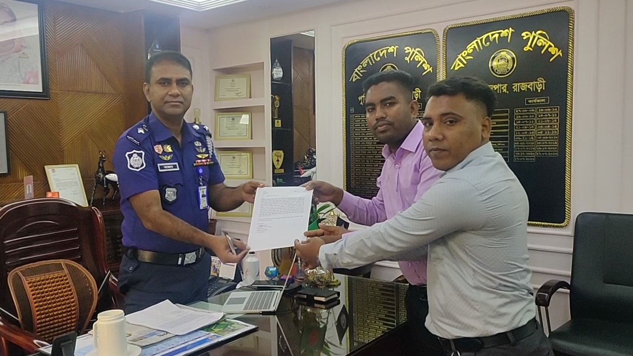 রাজবাড়ী জেলা পুলিশ সুপার জি এম আবুল কালাম আজাদের হাতে স্মারকলিপি তুলে দিচ্ছেন কালবেলার দুই প্রতিনিধি। ছবি : কালবেলা