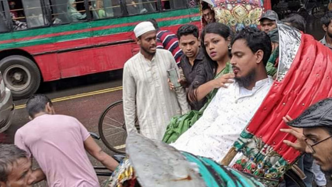 ছাত্রলীগের মারধরে আহত গণতান্ত্রিক ছাত্রশক্তির আহ্বায়ক আখতার হোসেন। ছবি : সংগৃহীত