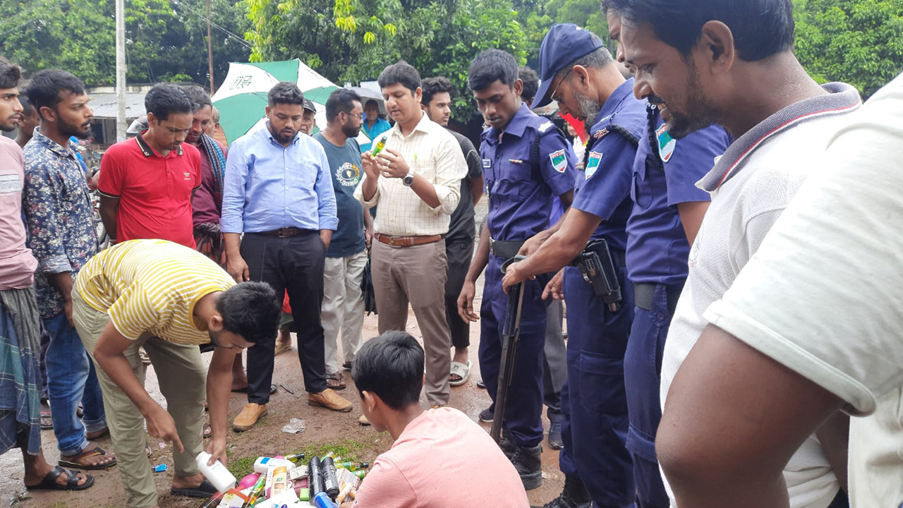 মেহেরপুরে ভোক্তা অধিকারের অভিযানে দুই ব্যবসায়ীকে জরিমানা। ছবি : কালবেলা